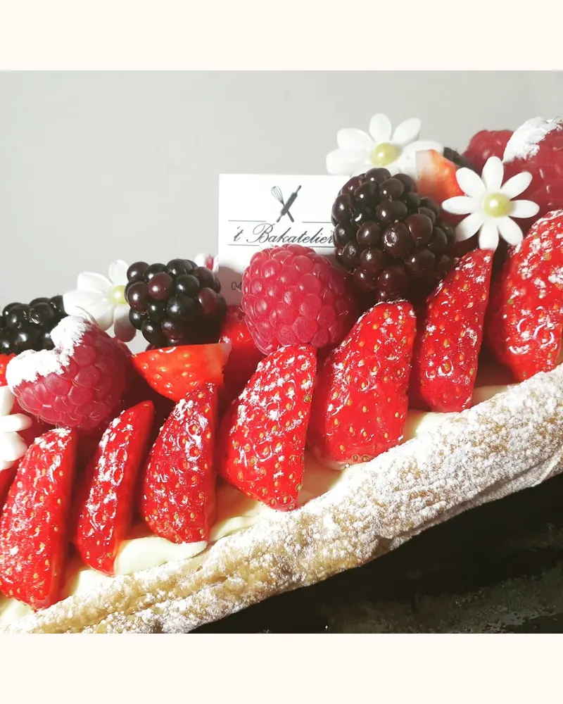 Aardbeien-bladerdeegtaart met verse bloemen