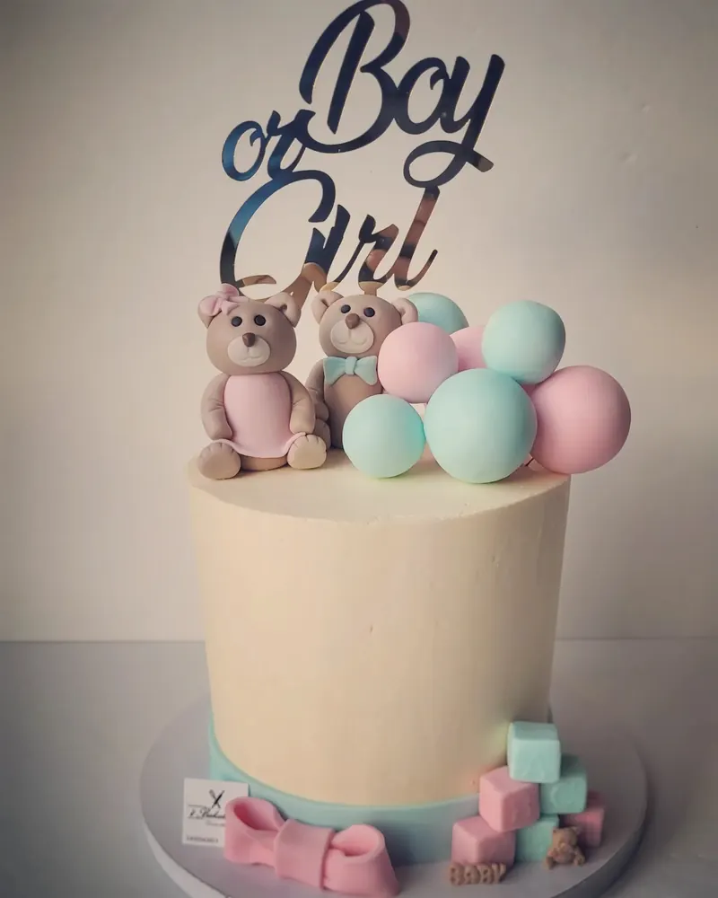 Taart met "Boy or Girl"-topper en teddyberen