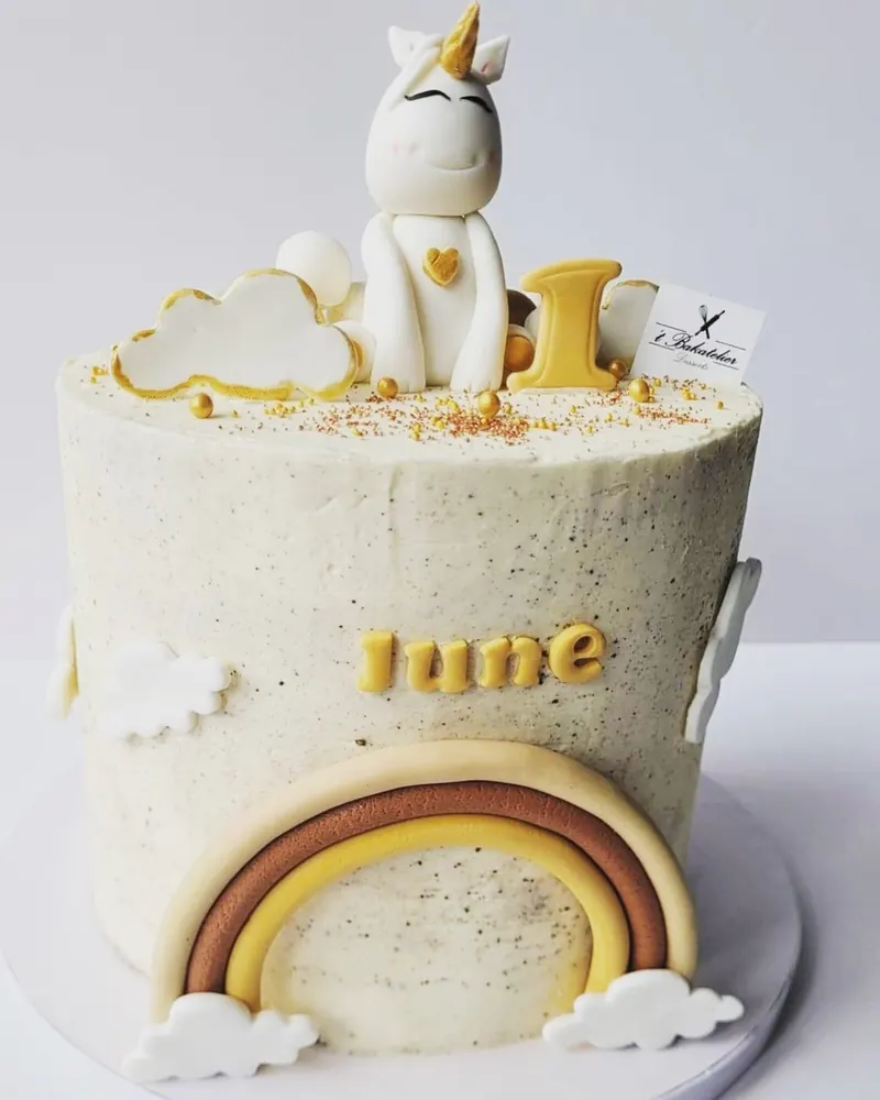 Witte taart met eenhoorn en regenboog