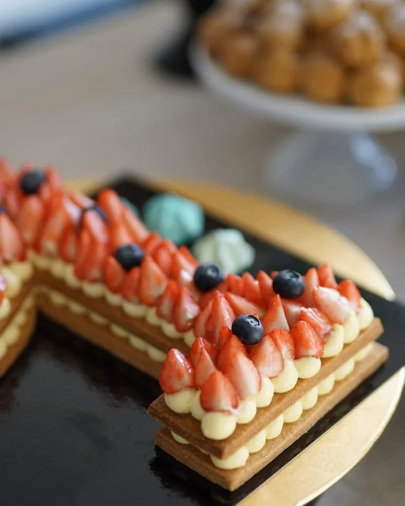 Fruitcijfertaart op een dessertbuffet met soezen en gebak