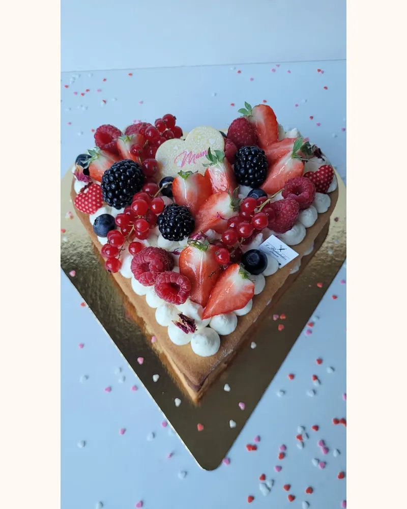 Hartvormige taart met aardbeien, frambozen, bramen en bessen