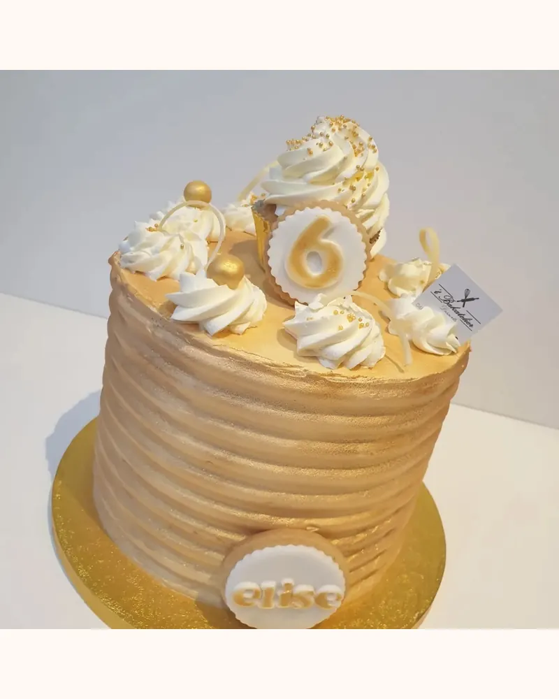 Gouden taart met meringues en cijfer 6