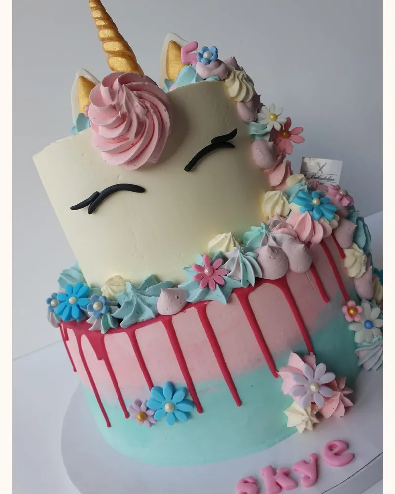 Eenhoorn-dripcake in roze en mint met bloemetjes