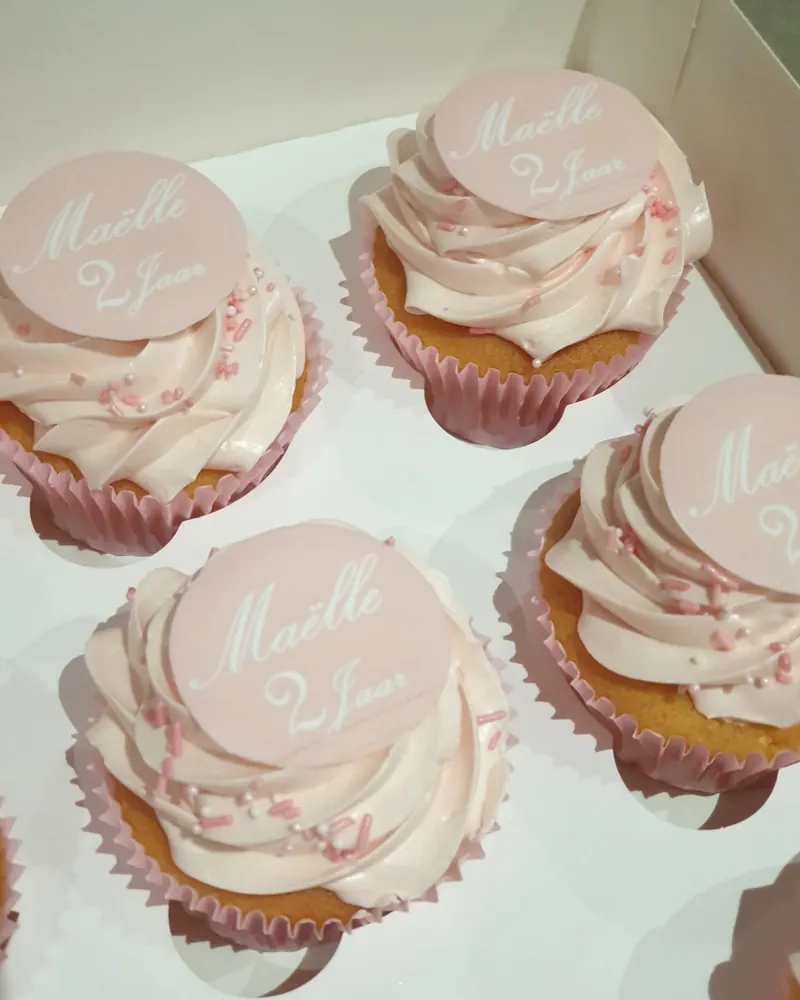Cupcakes met roze toefjes en ronde toppers