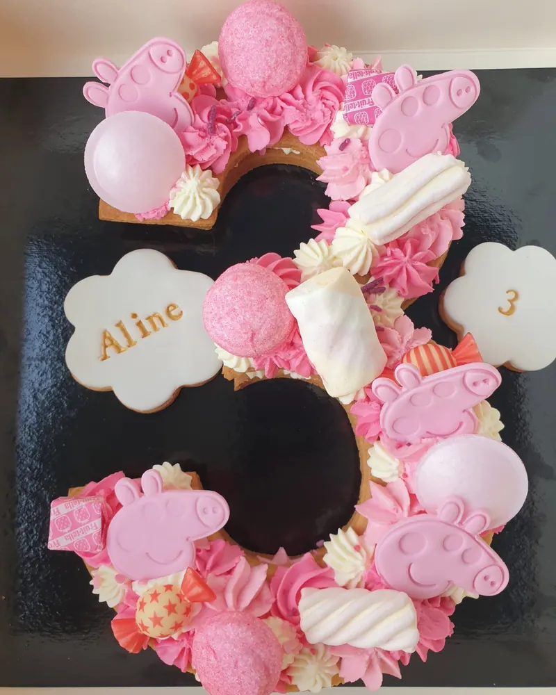 Roze cijfertaart 3 met snoep en suikerballen