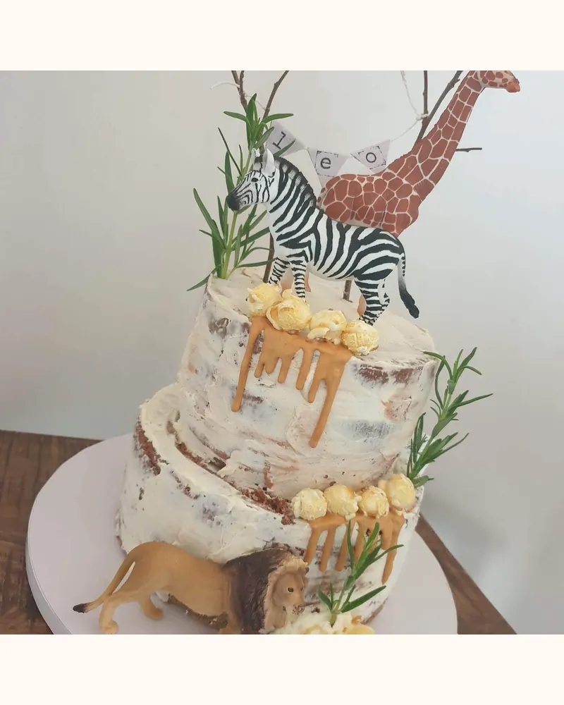 Naked cake in safarithema met giraf en zebra